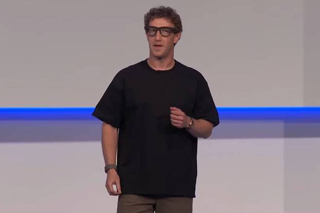 마크 저커버그 메타 최고경영자가 레이-밴 메타 디스플레이를 시연하고 있다 / 출처=메타