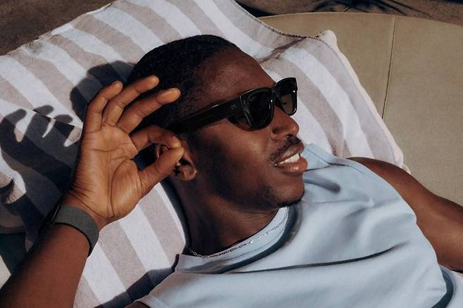 팔 근육에서 생성되는 전기 신호를 감지하는 메타 신경망 밴드를 활용해 자유롭게 기기 조작이 가능하다 / 출처=메타