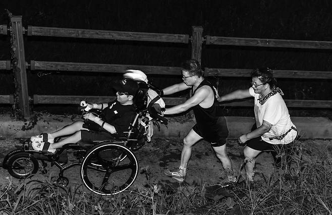 훈련이 끝난 후, 집으로 돌아가는 오르막. 아버지는 아들의 휠체어를 밀고, 재국의 어머니 박승미씨는 남편의 등을 밀었다. 이때야 알았다. '팀재국'은 어머니까지였음을...