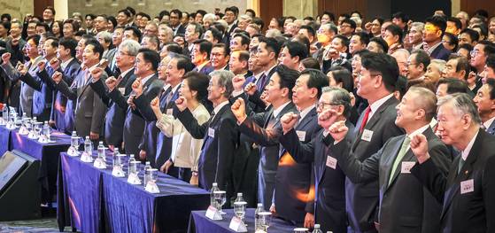 17일 서울 소공동 롯데호텔에서 열린 중앙일보 창간 60주년 기념식에 대한민국을 이끌고 있는 정·재계 인사들이 참석했다. 앞줄 오른쪽부터 이중근 부영그룹 회장, 구자은 LS그룹 회장, 조원태 한진그룹 회장, 허동수 GS칼텍스 명예회장, 신동빈 롯데그룹 회장, 강훈식 대통령비서실장, 조희대 대법원장, 박근혜 전 대통령, 홍석현 중앙홀딩스 회장, 이명박 전 대통령, 우원식 국회의장, 김상환 헌법재판소장, 장동혁 국민의힘 대표, 김병기 더불어민주당 원내대표, 이준석 개혁신당 대표, 구윤철 부총리 겸 기획재정부 장관, 권오을 국가보훈부 장관, 김영훈 고용노동부 장관. 강정현 기자