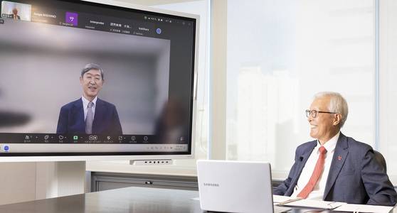 신각수 전 주일대사(오른쪽)가 11일 서울 상암동 중앙일보에서 기타오카 신이치 도쿄대 교수와 화상으로 대담을 하고 있다. 전민규 기자.