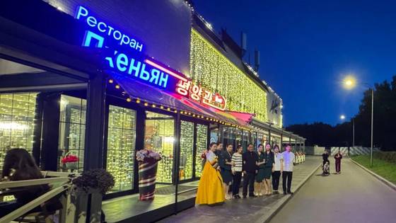 북한 식당직원들이 가게 앞에서 포즈를 취하고 있다. 사진 SNS 캡처, NK뉴스