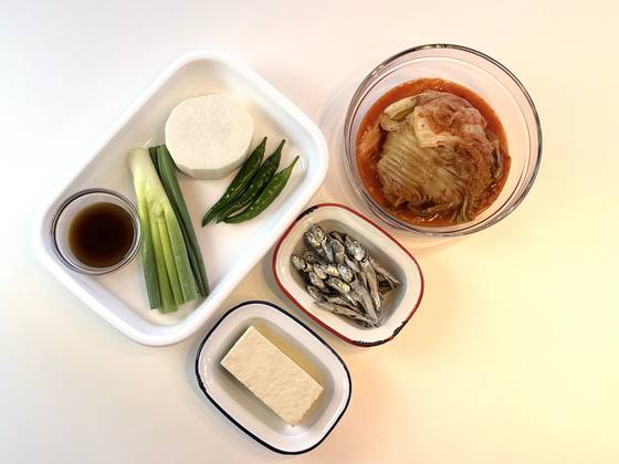 멸치 김치찌개의 재료. 사진 이정웅