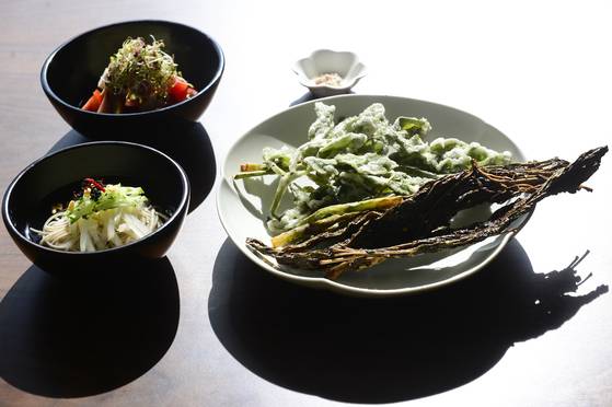 사찰음식은 우리의 오랜 역사와 문화의 깊이를 보여주는 음식이다. 중앙포토