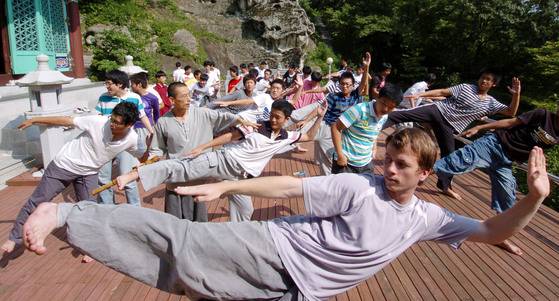 참선, 발우공양, 선무도, 선요가 등 다양한 전통불교 문화는 미래과 과거를 연결하는 체험형 관광상품으로 해외 관광객들에게도 큰 호응을 받고 있다. 중앙포토