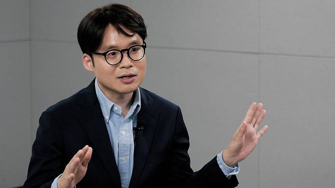 지난달 10일 의료인류학자 송병기 작가가 중앙일보 VOICE팀과 인터뷰하고 있다. 송 작가는 서울대병원 의생명연구원과 여러 대학 병원, 호스피스, 요양원·요양병원 현장에서 생애 말기 돌봄과 죽음의 현장을 지켜봤다. 이밖에 프랑스 파리대학교병원(Assistance Publique - Hôpitaux de Paris) 의료윤리센터와 모로코·일본 요양원과 호스피스 현장을 연구했다.