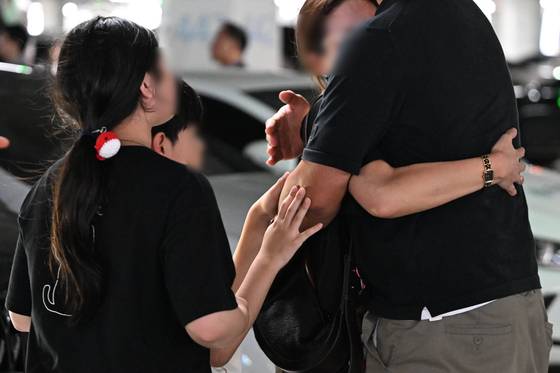 미국 이민당국에 의해 조지아주에 구금됐던 한국인 근로자가 12일 인천국제공항 제2여객터미널을 통해 귀국한 뒤 주차장에서 가족과 만나고 있다. 연합뉴스