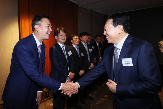 중앙일보 창간 60주년 기념식이 17일 오전 서울 소공동 롯데호텔에서 열렸다. 홍정도 부회장이 신동빈 롯데그룹 회장과 인사하고 있다. 장진영 기자