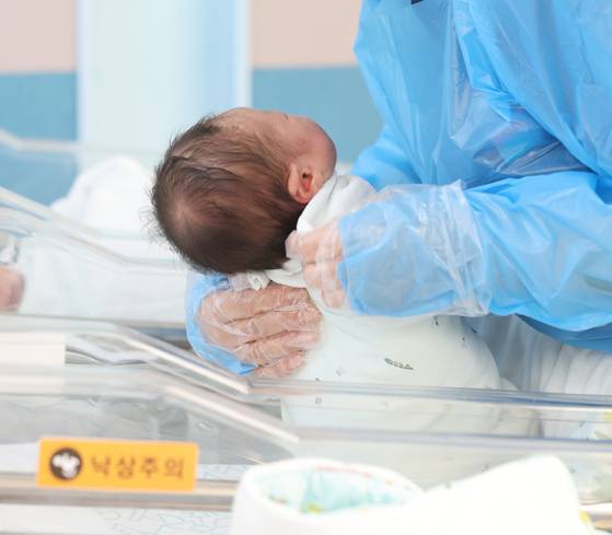 경기도 한 병원 신생아실에서 간호사가 신생아들을 돌보고 있다. 기사와 직접적 연관 없음. 뉴시스