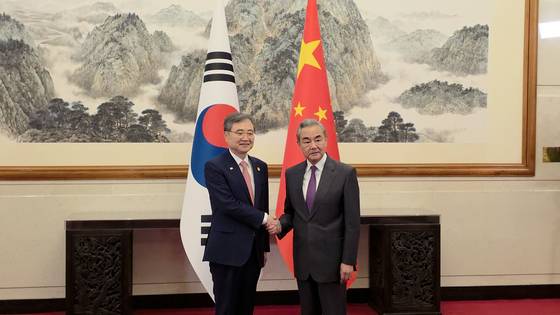 17일 베이징 댜오위타이 국빈관에서 조현(왼쪽) 외교장관이 왕이(오른쪽) 중국 외교부장과 회담에 앞서 악수하고 있다. 베이징공동취재단