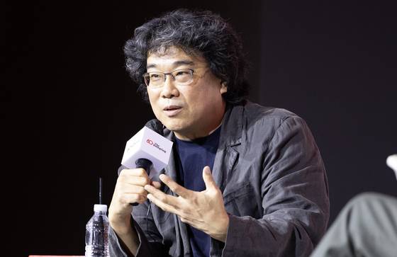 중앙일보 창간 60주년 글로벌 미디어 컨퍼런스가 18일 서울 소공동 롯데호텔에서 열렸다. 이날 봉준호 영화감독이 '창작자에서 설계자로 : 경계를 파괴하는 세계의 구축법'이라는 주제로 마크 톰슨 CNN CEO와 대담하고 있다. 전민규 기자