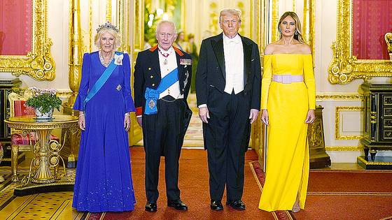 영국 찰스 3세 국왕(가운데 왼쪽)과 도널드 트럼프 미국 대통령(가운데 오른쪽)이 트럼프 대통령의 두 번째 영국 국빈 방문 첫날인 17일(현지시간) 영국 윈저성에서 열린 국빈 만찬에서 카밀라 여왕, 영부인 멜라니아 트럼프(오른쪽)와 함께 포즈를 취하고 있다. AP=연합뉴스