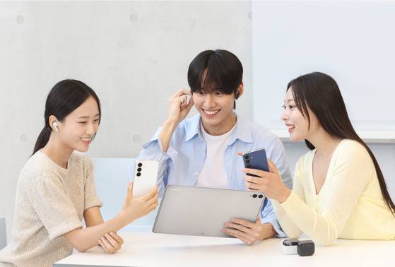 삼성전자가 19일 '갤럭시 S25 FE', '갤럭시 탭 S11 시리즈', '갤럭시 버즈3 FE'를 국내 출시한다고 18일 밝혔다.  삼성전자 모델들이 '갤럭시 S25 FE', '갤럭시 탭 S11 시리즈', '갤럭시 버즈3 FE'를 사용하고 있다. 사진 삼성전자
