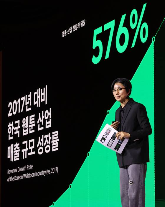권미경 스튜디오N 대표가 18일 오후 서울 소공동 롯데호텔에서 열린 중앙일보 창간60주년 기념 글로벌 미디어 컨퍼런스에서 웹툰 시장의 성장에 대해 설명하고 있다. 강정현 기자