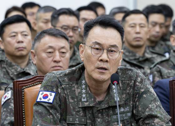 김명수 합참의장이 지난 1월 14일 오전 서울 여의도 국회에서 열린 윤석열 정부의 비상계엄 선포를 통한 내란 혐의 진상규명 국정조사특별위원회에서 의원 질의에 답하고 있다. 뉴스1