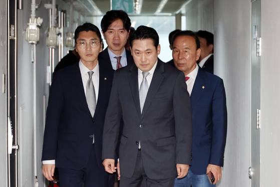 국민의힘 장동혁 대표가 18일 김건희 특검의 압수수색을 막기 위해 서울 여의도의 한 오피스텔에 위치한 당원명부 데이터베이스(DB) 관리업체로 들어가고 있다.    김건희 여사의 의혹들을 수사하는 민중기 특별검사팀은 '통일교 집단 입당' 의혹과 관련해 국민의힘 당원명부를 확보하기 위해 여의도 당사와 당원명부 DB 관리업체에 대해 압수수색을 시도 중이다. 연합뉴스