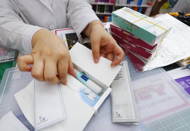 ▲ 서울 종로구 새종로약국에서 약사가 위고비를 꺼내고 있다. 연합뉴스 자료사진