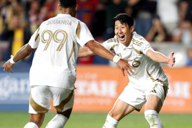 ▲ 로스앤젤레스 FC 손흥민이 18일(한국 시간) 유타 샌디 아메리카 퍼스트 필드에서 열린 레알 솔트레이크와 2025 MLS 정규리그 맞대결에서 해트트릭을 완성한 뒤 세 번째 득점을 도운 드니 부앙가와 기쁨을 나누고 있다. AFP/연합뉴스