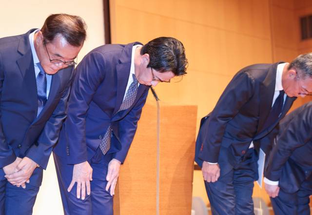 ▲ 조좌진 롯데카드 대표이사 등 관계자들이 18일 서울 중구 부영태평빌딩에서 해킹 사고로 인한 고객 정보 유출사태에 대해 대고객 사과를 하고 있다. 연합뉴스