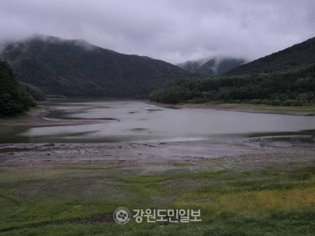 ▲ 태백시와 정선 고한·사북, 삼척도계 용수공급원인 광동댐이 계속된 가뭄으로 바닥이 드러나 있다. 전인수 기자
