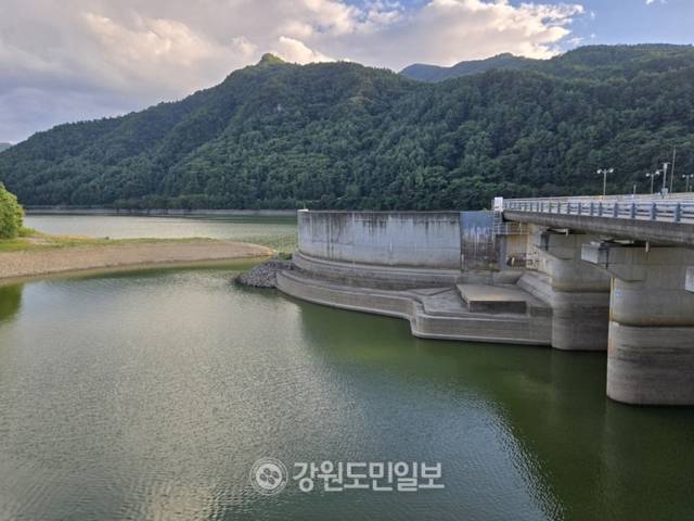 ▲ 태백시와 정선(고한·사북)·삼척(도계)의 용수공급원인 광동댐이 17일 현재 저수량이 477만2900㎥로, 총저수량(1310만㎥)의 36.4%(저수율)를 기록하며 가뭄 대응 ‘주의단계’가 발효됐다. 광동댐 모습. 전인수