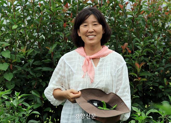 여성 농부인 유화영 언니네텃밭 충남도 본부장이 지난 8일 충남 논산시 부적면에 있는 자신의 텃밭에서 고추를 따다 환히 웃고 있다. 서성일 선임기자