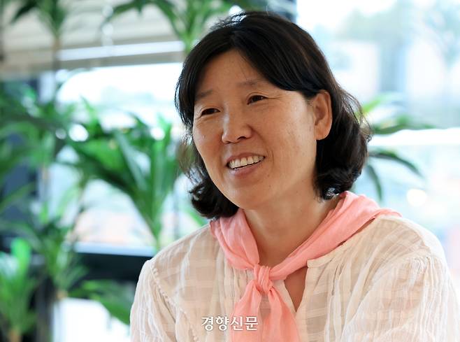 여성 농부인 유화영 언니네텃밭 충남도 본부장이 8일 충남 논산시 부적면의 한 카페에서 인터뷰를 하고 있다. 서성일 선임기자