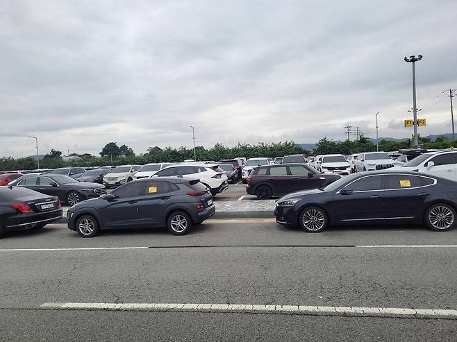 청주국제공항 주차장 주변에 차량들이 불법주차 돼 있다. 한국공항공사 청주지사 제공.