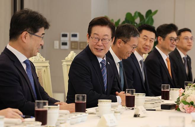 이재명 대통령이 18일 용산 대통령실에서 열린 ‘자본시장 정상화, 새로운 도약의 시작-증권사 리서치센터장들과의 오찬 간담회’에서 참석자들과 환담하고 있다. 대통령실사진기자단