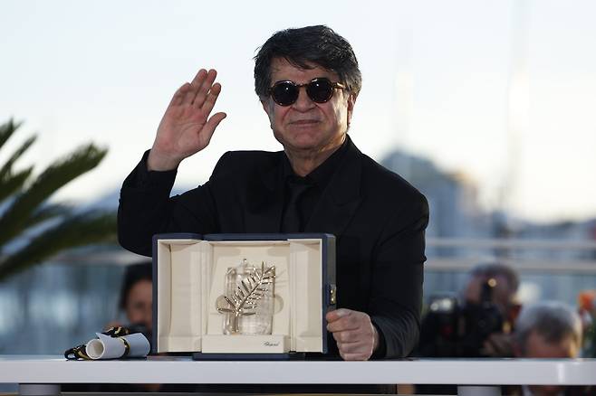 지난 5월24일(현지시간) 칸 국제영화제 황금종려상을 받은 이란 감독 자파르 파나히가 포즈를 취하고 있다.  EPA 연합뉴스