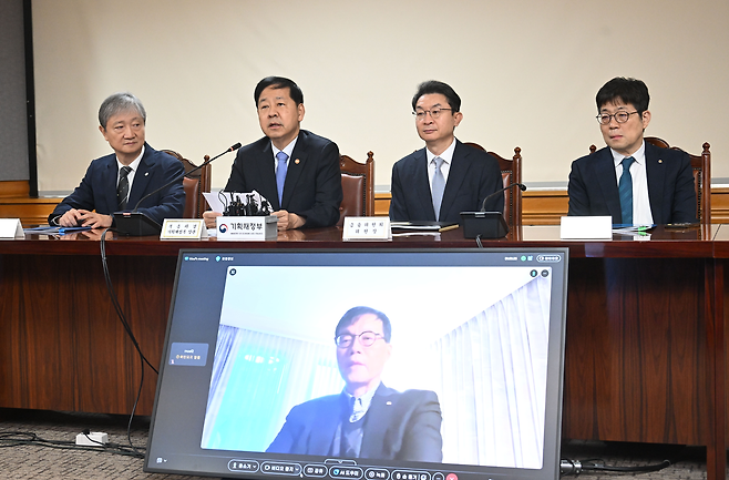 구윤철 부총리 겸 기획재정부 장관(왼쪽 두 번째)이 18일 서울 중구 은행회관에서 열린 확대 거시경제금융회의에서 발언하고 있다. 왼쪽부터 이찬진 금융감독원장, 구윤철 부총리, 이억원 금융위원장, 유상대 한국은행 부총재. 미국 출장 중인 이창용 한은총재는 화상으로 참여하고 있다.  기획재정부 제공