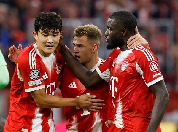 바이에른 뮌헨 김민재(왼쪽)가 18일 열린 첼시와의 챔피언스리그 1차전에서 승리 후 동료들과 즐거워하고 있다. AFP 연합뉴스