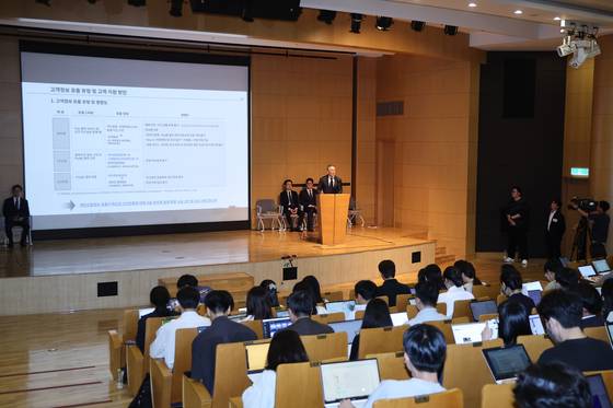 Lotte Card holds a press conference explaining the recent hacking incident and customers' personal information leak at a venue in Jung District, central Seoul on Sept. 18. [YONHAP]