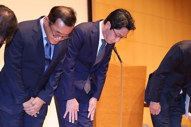 Lotte Card CEO Cho Jwa-jin and other company executives bow in apology during a press conference held in Jung District, central Seoul on Sept. 18. [YONHAP]