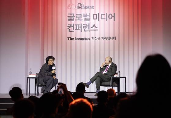 Oscar-winning film director Bong Joon-ho, left, and CNN CEO Mark Thompson speak during the JoongAng 60th Anniversary Global Media Conference held at the Lotte Hotel in central Seoul on Sept. 18. [JOONGANG ILBO]