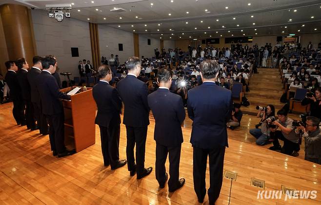 조좌진 롯데카드 대표이사 등 관계자들이 18일 서울 중구 부영태평빌딩에서 대규모 해킹 사고로 인한 고객 정보 유출사태에 대해 사과하고 있다.