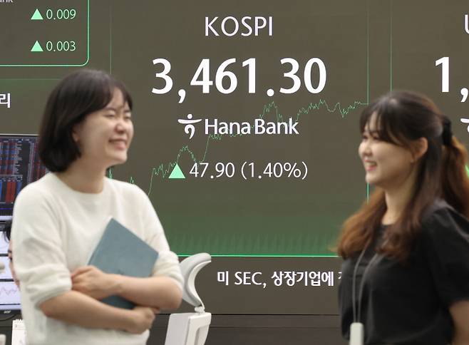 18일 서울 중구 하나은행 딜링룸에서 딜러들이 대화하고 있다. 연합뉴스