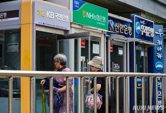 시민들이 서울 용산구 4대은행 AMT기에서 금융업무를 보고 있다. 유희태 기자