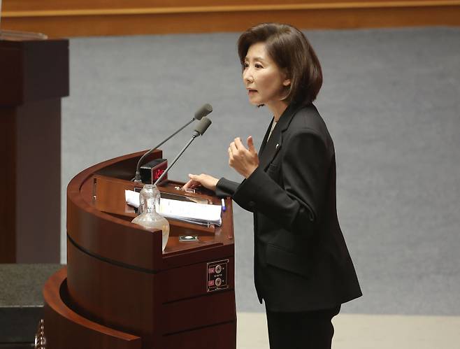나경원 국민의힘 의원이 18일 교육·사회·문화 분야 대정부질문이 열린 국회 본회의장에서 국무위원에게 질문하기 전 발언하고 있다. 연합뉴스