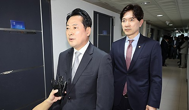 국민의힘 장동혁 대표가 18일 서울 여의도의 한 오피스텔에 위치한 당원명부 데이터베이스(DB) 관리업체를 찾아 김건희 특검의 압수수색을 규탄하고 있다. 연합뉴스