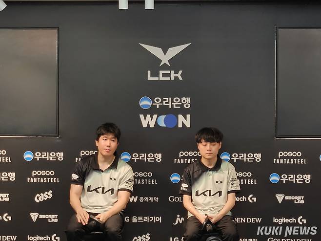 김대호 코치와 ‘쇼메이커’ 허수가 18일 오후 5시 서울 종로구 롤파크 LCK 아레나에서 열린 ‘2025 LCK’ 플레이오프 패자조 2라운드 T1과 경기가 끝난 뒤 취재진과 기자회견을 하고 있다. 송한석 기자