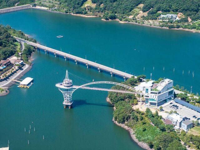 충남 청양군 대치면 칠갑호에 11월 개장 예정인 칠갑타워(오른쪽)와 출렁다리로 연결된 스카이워크를 상공에서 내려다본 모습. 높이 57m 스카이워크 전망대에 오르면 사방으로 탁 트인 풍경이 펼쳐진다.