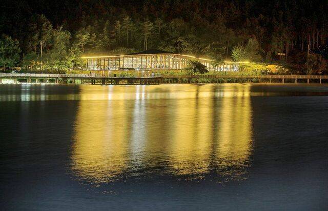 전북 전주시 아중호수에 지난 6월 개관한 아중호수도서관의 화려한 불빛이 호수에 반사돼 아름다운 야경을 펼쳐놓고 있다.