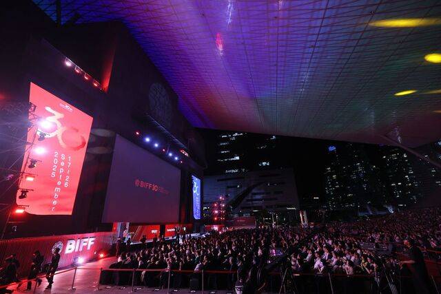 17일 부산 해운대구 영화의전당에서 제30회 부산국제영화제 개막식이 진행되고 있다. 연합뉴스