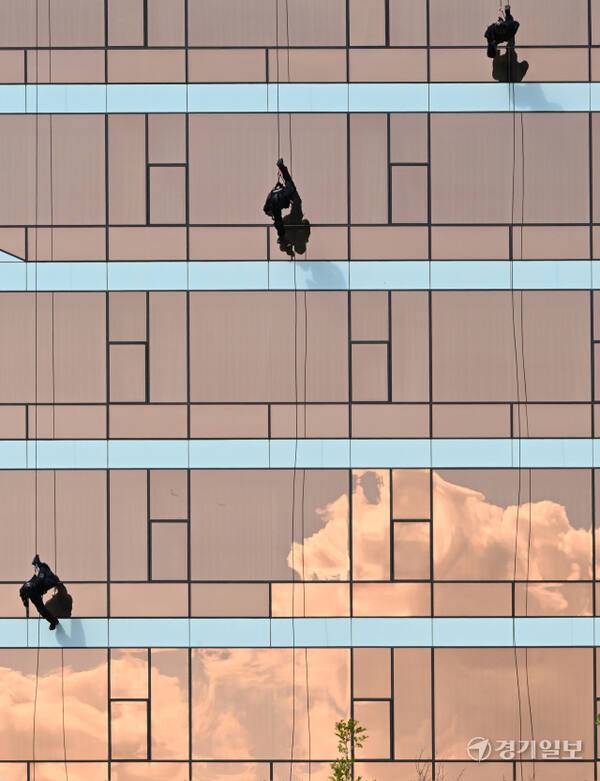 18일 인천 중구 인스파이어 리조트에서 실시된 2025 APEC(아시아태평양경제협력체) 정상회의 대비 관계기관 대테러 합동훈련에서 경찰특공대가 테러범이 점거한 리조트로 레펠로 진입하고 있다.