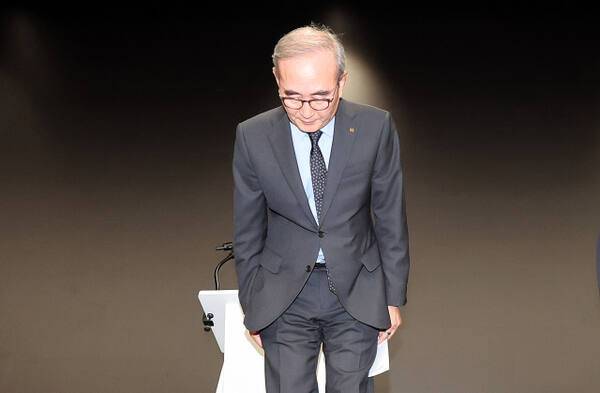 김영섭 KT 사장이 11일 서울 종로구 KT 광화문빌딩 웨스트 사옥에서 소액결제 피해와 관련해 고개 숙여 사과하고 있다. 연합뉴스