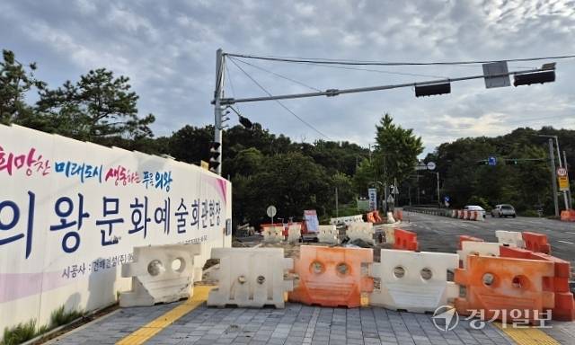 의왕시 오봉로 고고리길 의왕문화예술회관 공사현장옆 인도가 방호벽으로 가로막혀 통행에 불편을 주고 있다. 임진흥기자