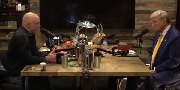 ▲지난해 미국 대선 국면에서 조 로건이 도널드 트럼프 당시 대선후보와 인터뷰하고 있다. 사진=조 로건 유튜브 화면 갈무리