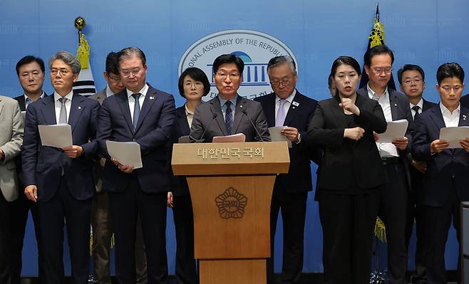 더불어민주당 초선 의원들이 지난 17일 서울 여의도 국회 소통관에서 미국 근로자 구금 사태 및 관세 협상 관련 기자회견을 하고 있다. [사진 출처 = 연합뉴스]