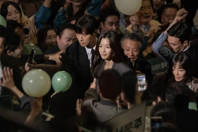 ‘북극성’ 강동원, 전지현. 사진ㅣ월트디즈니컴퍼니 코리아